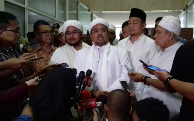 Rizieq Shihab ketika diwawancara oleh reporter. (Wikipedia/kominfo.go.id)
